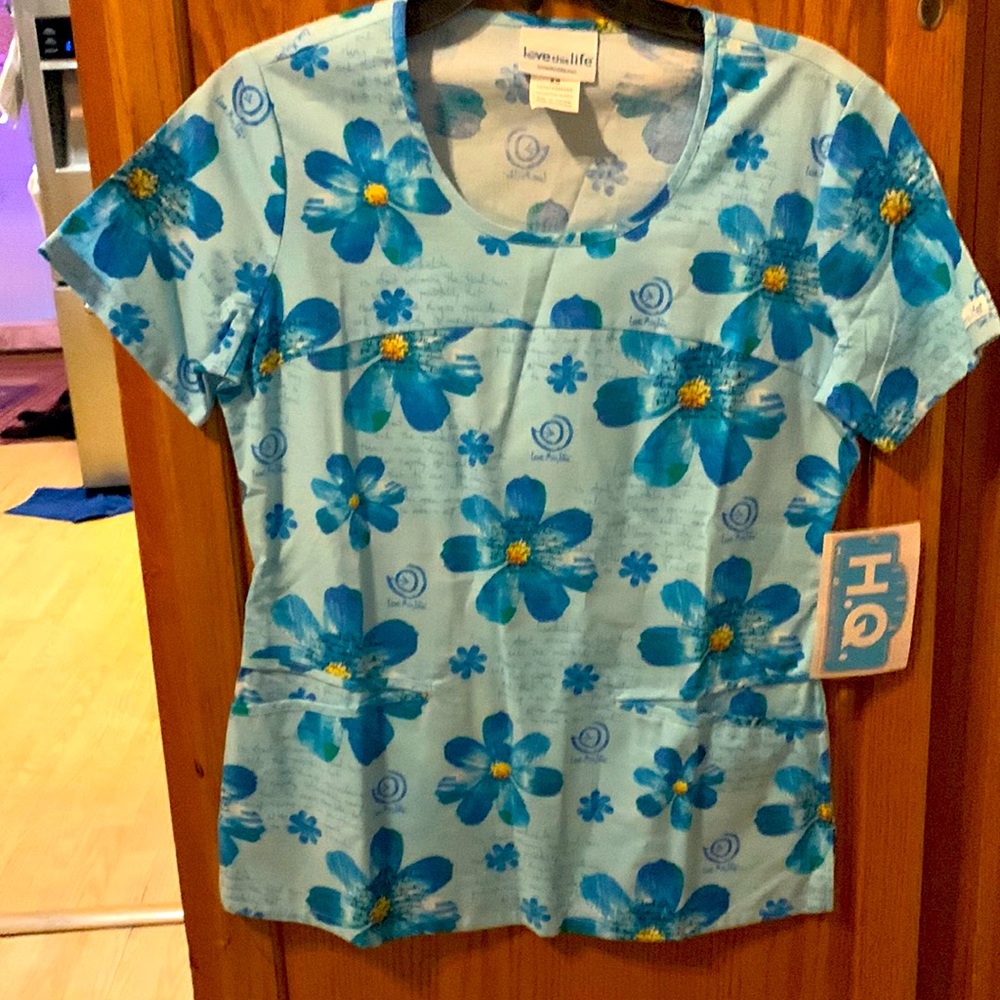 NWT blue floral scrub top size XS